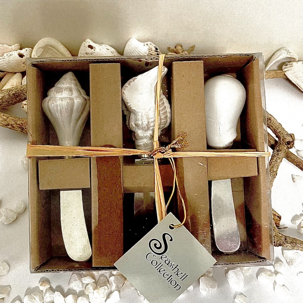 Set of 3 ceramic Sea Shell spreading knives.
